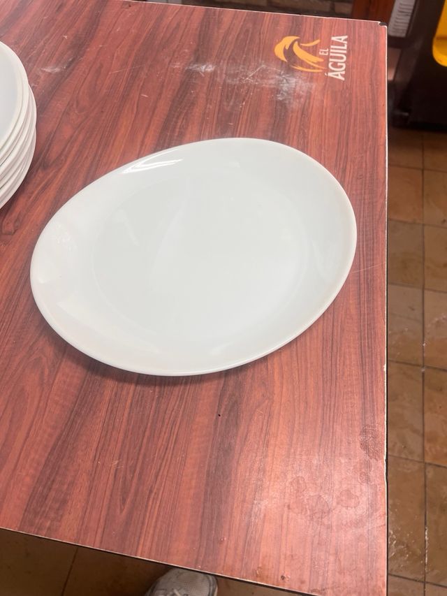 Platos de porcelana blancos ondulados