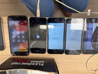 Lote iPhones para repuestos , algunos funcionan .