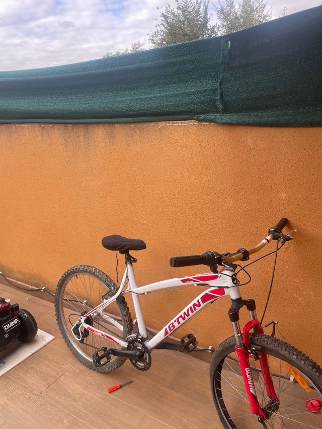 Bicicleta Btwin Blanca y Roja