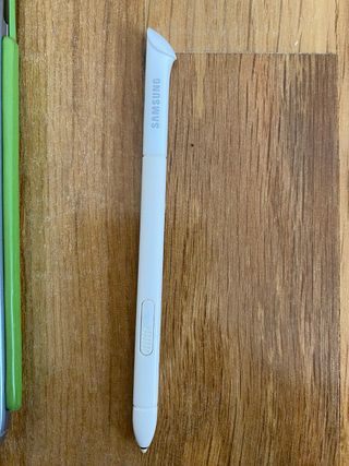 Samsung Galaxy Note 8 con funda, S Pen y cargador