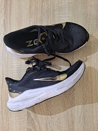 Deportivas Nike Zoom Negras y Doradas