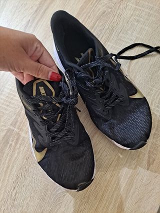 Deportivas Nike Zoom Negras y Doradas