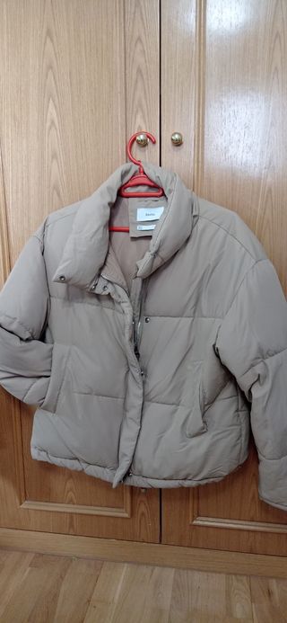 Cazadora acolchada beige Bershka Talla S