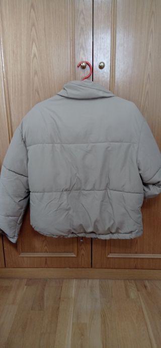 Cazadora acolchada beige Bershka Talla S