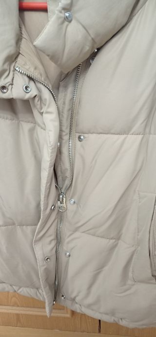 Cazadora acolchada beige Bershka Talla S
