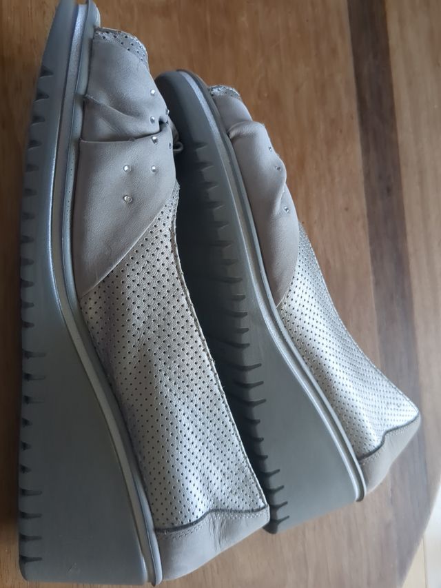 Zapatos Peep Toe Beige y Plateados