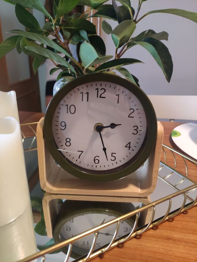 Reloj de sobremesa con base de madera