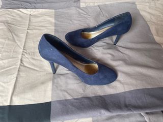 Zapatos de tacón azul marino