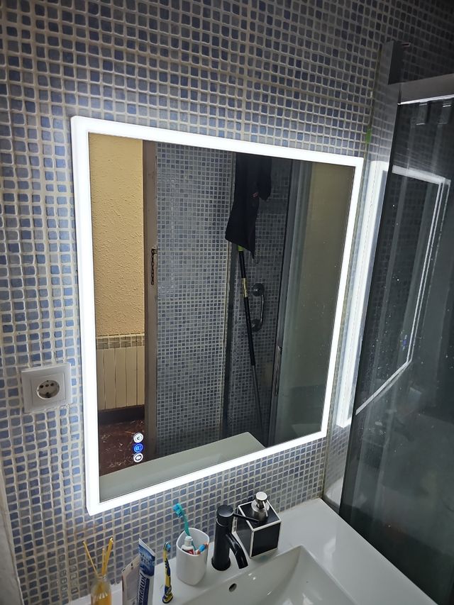 Espejo de lavabo con Bluetooth y antivaho
( leroy)