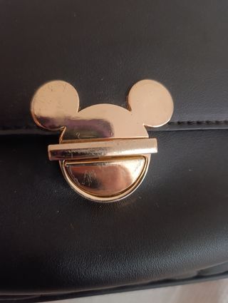 Mochila negra Mickey con detalles dorados