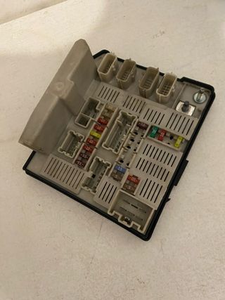 Caja fusibles relés Renault
