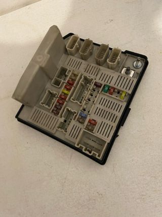 Caja fusibles relés Renault