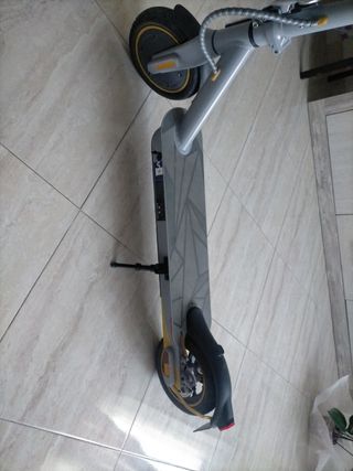 Patinete eléctrico gris