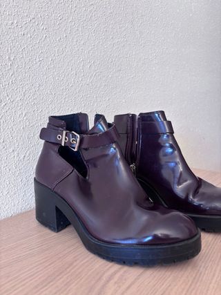 Botines charol burdeos