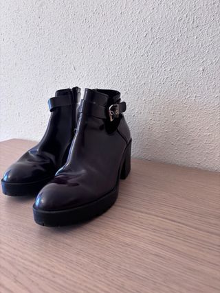 Botines charol burdeos