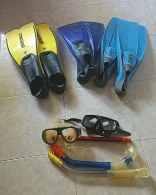 Aletas y gafas de buceo