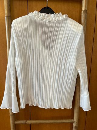 Blusa blanca AJG con volantes y plisados