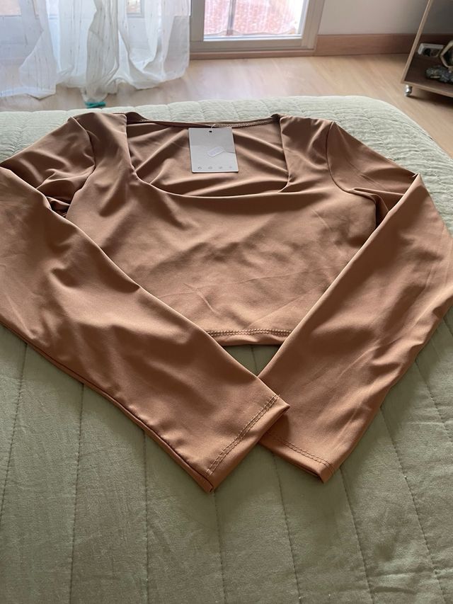 Camiseta manga larga  para pantalón tiro alto.