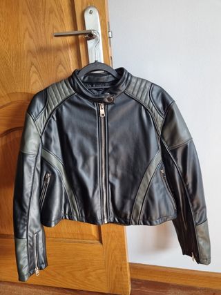 Cazadora Zara efecto piel negra y verde