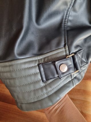 Cazadora Zara efecto piel negra y verde