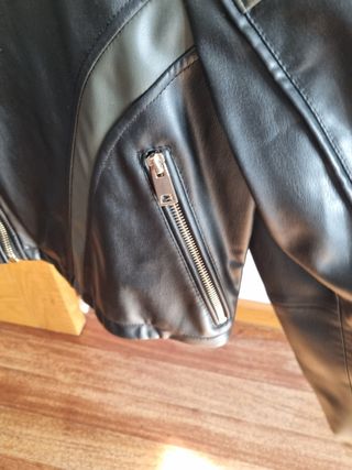 Cazadora Zara efecto piel negra y verde