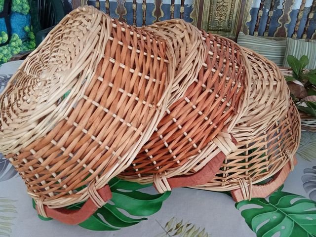 Cestas de mimbre y madera