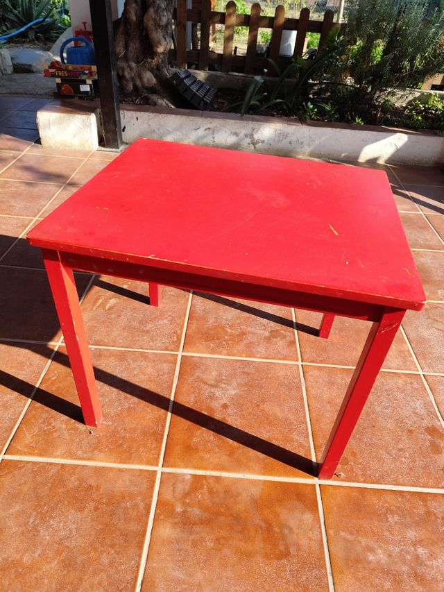 Mesa roja de exterior