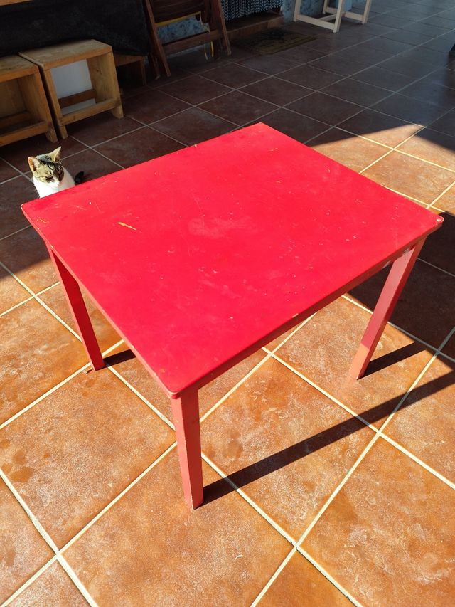 Mesa roja de exterior