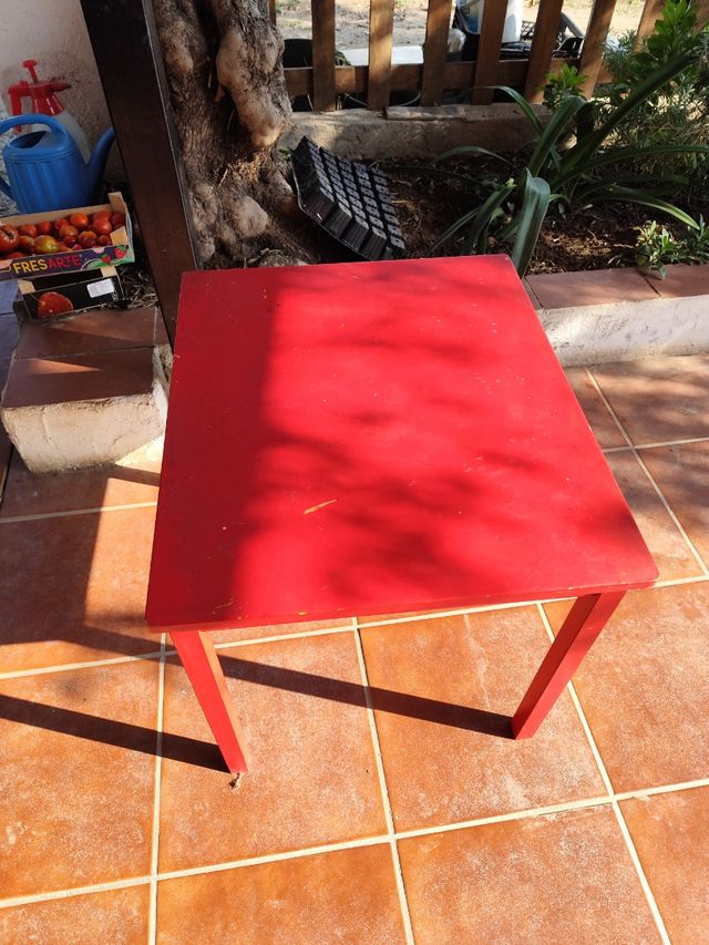 Mesa roja de exterior