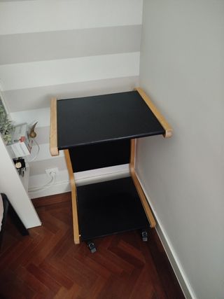 Mesa auxiliar con ruedas