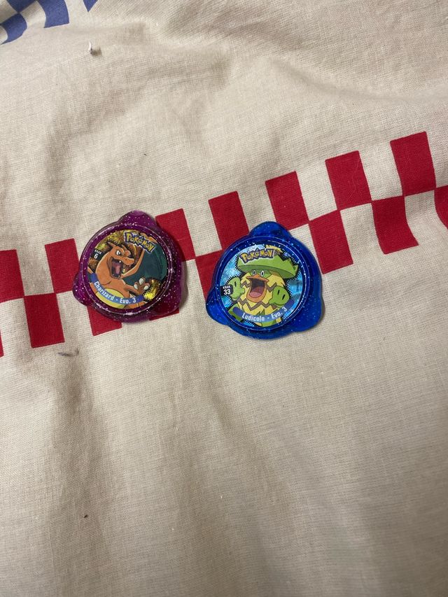 2 Pokémon Charizard y Ludicolo Medallas