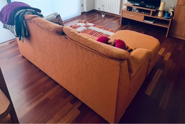 Sofá tela naranja con otomana