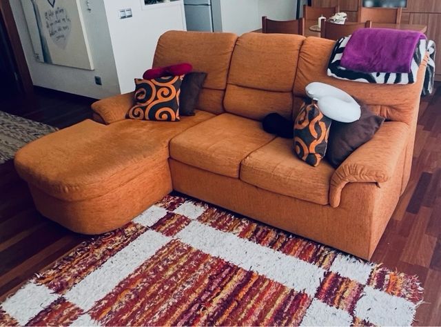 Sofá tela naranja con otomana