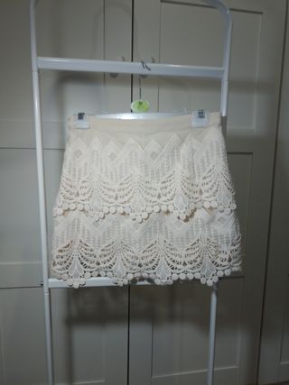 Falda corta de encaje beige