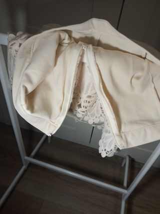 Falda corta de encaje beige