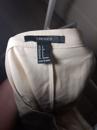 Falda corta de encaje beige
