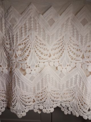 Falda corta de encaje beige