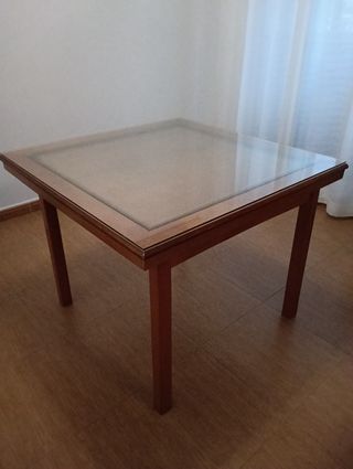 Mesa de madera con tapa de cristal