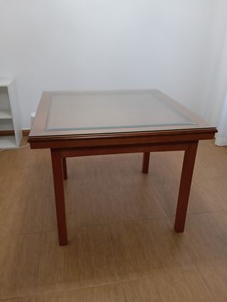 Mesa de madera con tapa de cristal