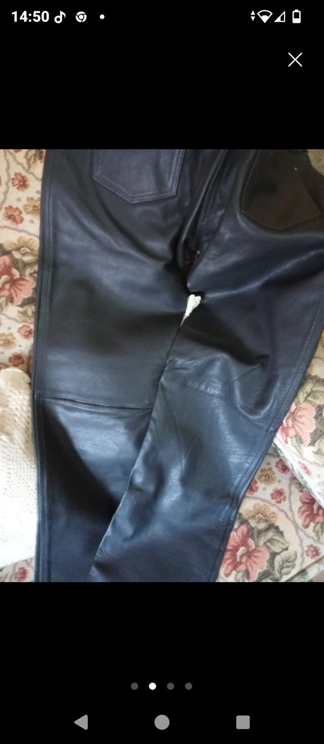 Pantalón de cuero negro