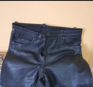 Pantalón de cuero negro