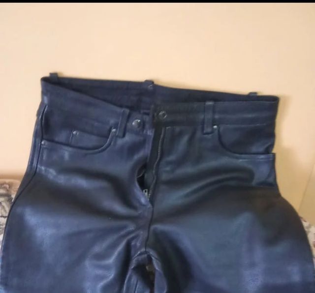 Pantalón de cuero negro