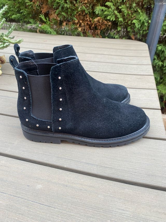 Botines ante negro tachas T-35 suela de goma