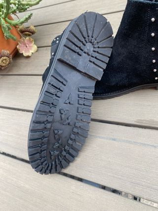 Botines ante negro tachas T-35 suela de goma