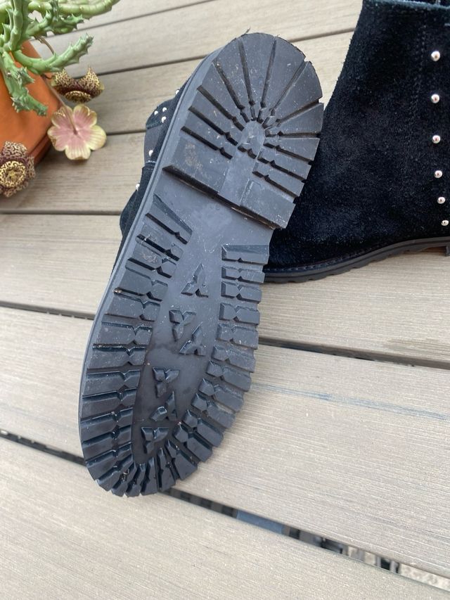 Botines ante negro tachas T-35 suela de goma