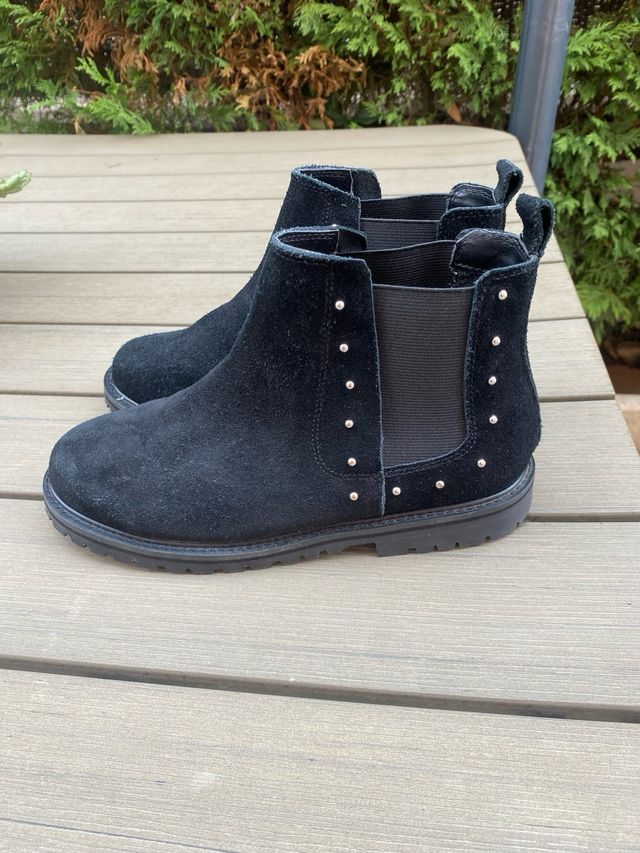 Botines ante negro tachas T-35 suela de goma