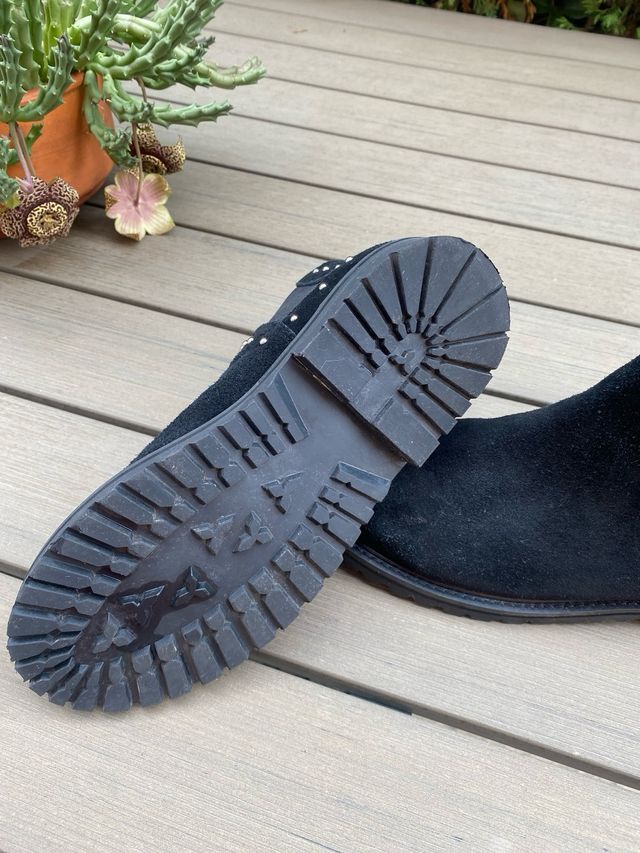 Botines ante negro tachas T-35 suela de goma