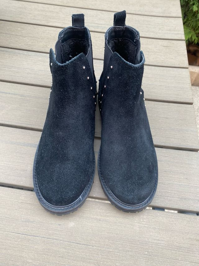 Botines ante negro tachas T-35 suela de goma