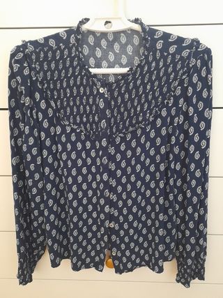 Blusa azul con estampado paisley