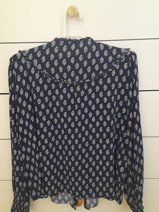 Blusa azul con estampado paisley